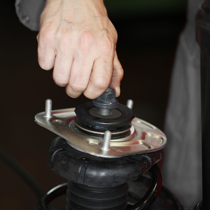 Monteer de nieuwe borgmoer op de drijfstang