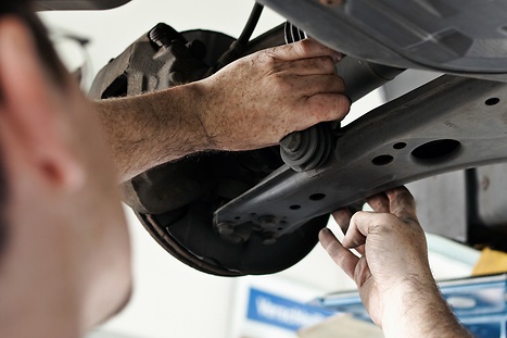 Voertuig optillen om de draagarmen te bekijken