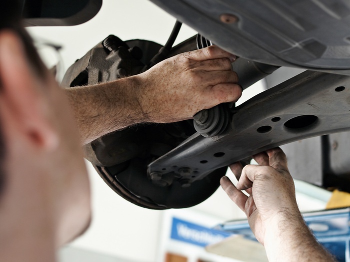 Werkplaatsmedewerker LEMFÖRDER spant draagarmen aan