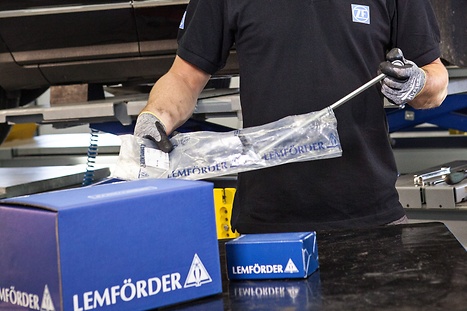 Werknemer bekijkt reserveonderdelen