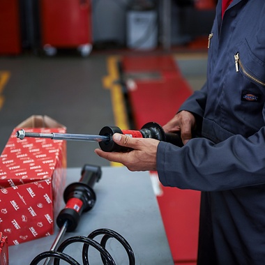 How to change the rear shock absorbers on a VW Golf 4