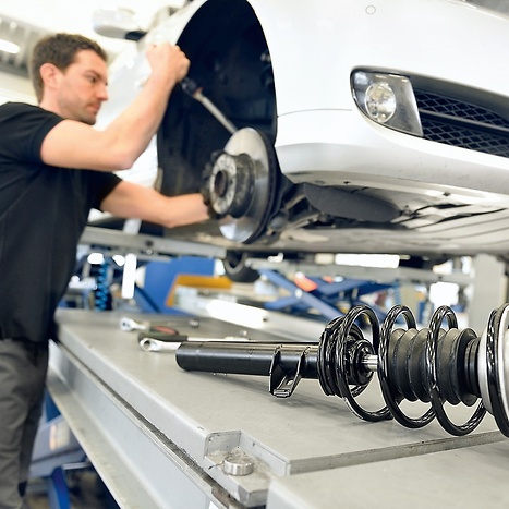 Installing shock absorbers in the workshop