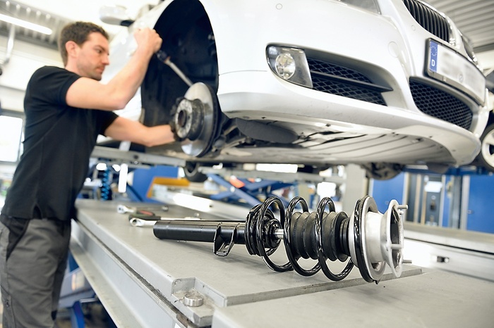 Schokdempers installeren in de werkplaats